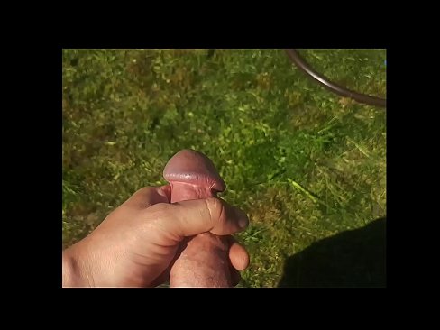 ❤️ Une chaudasse se fait baiser la chatte rose et jouit avec une giclée dans un jardin d'été... ❤️❌ Porno dur at us ☑