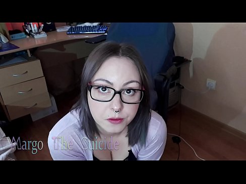 ❤️ Une fille sexy avec des lunettes suce profondément un gode devant la caméra ❤️❌ Porno dur at us ☑