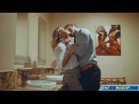 ❤️ Quand une blonde plantureuse vous séduit dans des toilettes publiques. ❤️❌ Porno dur at us ☑